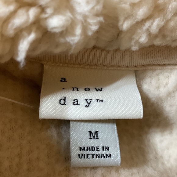 A New Day New With Tags soft soft pullover, excellent condition, Size Medium - Picture 3 of 5
